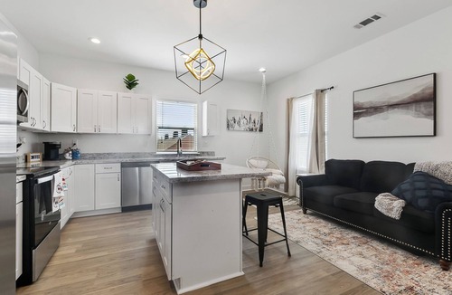 Saint Roch Apartment | Luxury 3br Oasis w/Jacuzzi
