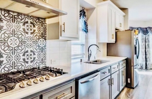 Glenn Heights House | Luxury 4BR Dallas Retreat, Theater, Game Room & Yard, Sleeps 16