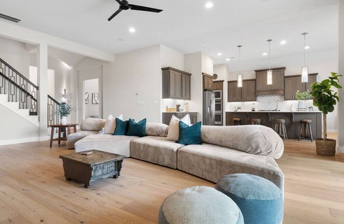 Leander Apartment | Luxury 4BR Escape | Private Cinema & Views