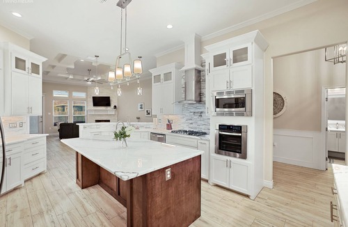South Side House | Luxury 4BR South CC! 15 Min to Beach, Fast WiFi, 6 Beds & Fireplace!