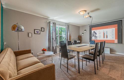 Dallas House | Luxury 5BR Dallas Retreat with Business Amenities - Perfect for Business Travelers, Families & Groups