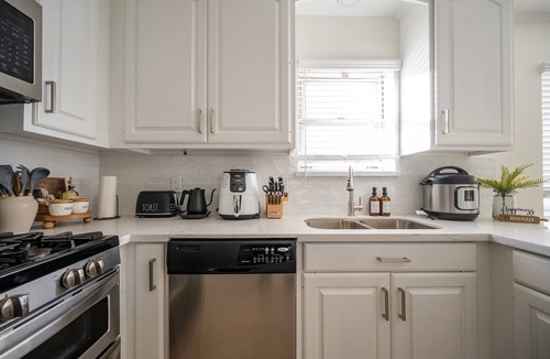 Chinatown House | Luxury 5BR - Sleeps 14 - King Suites - Swimming Pool - Minigolf - 5min Chinatown