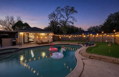 Chinatown House | Luxury 5BR - Sleeps 14 - King Suites - Swimming Pool - Minigolf - 5min Chinatown