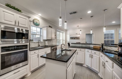 Far North Dallas House | Luxury 6 Bedroom Sleeps 12 Home in N Dallas Pool