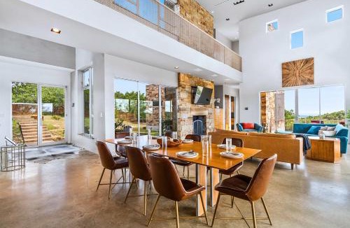Dripping Springs House | Luxury 7BR Hill Country Gem with Barndominium