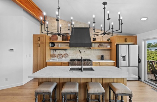 Prairie Creek House | Luxury Beaver Lake Retreat- 1 min Prairie Creek Marina - 5 mins to DT Rogers