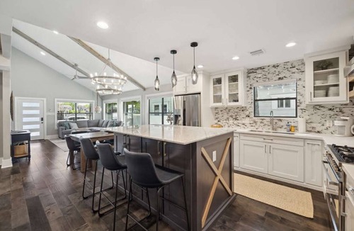Houston Heights House | Luxury Boho Heights Retreat- Spacious 4 Bedroom, 4 1/2 Bath Bungalow