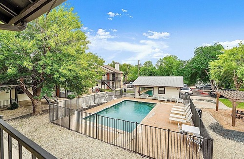 Round Rock Apartment | Luxury Budget North Austin Apartment - King Bed - Pool - Ultra Fast Wifi - Pets