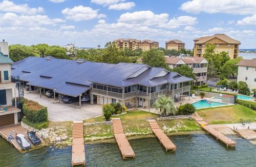 Horseshoe Bay Condo | Luxury condo, DISCOUNTED RATES…steps to Lake, sleeps 10, near Yacht Club!