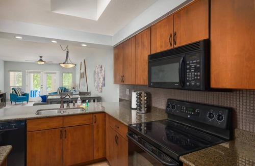 Highland Lake Estates Condo | Luxury Condo on Lake Travis with Scenic Views, 3 Pools, Hot Tub, Gym, Tennis, Sauna, Pickleball