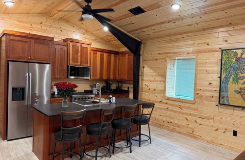 Lampasas House | Luxury Giraffe experience in our luxurious 4 bedroom solar powered Giraffe House