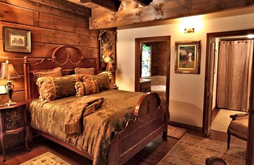 Compton Cabin | Luxury Half-Board Room Rental in the Beautiful Region of Northwest Arkansas
