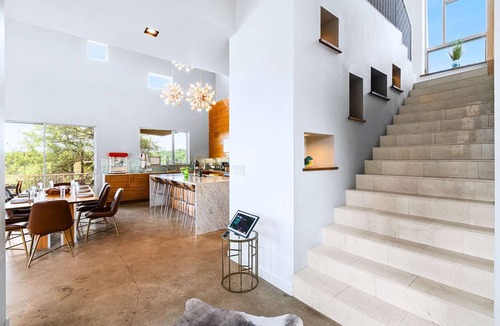 Dripping Springs Cottage | Luxury Hilltop Villa With Hot Tub & Scenic Views