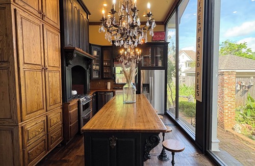 Natchitoches House | Luxury Historic 4BR Home in Downtown Natchitoches: Verandas + 2-Story Kitchen