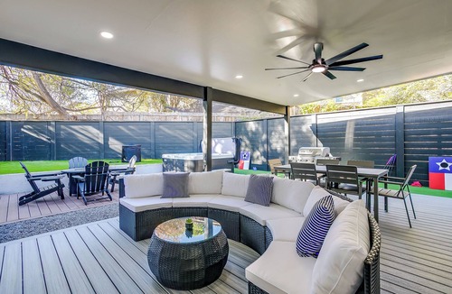 West Arlington House | Luxury Home, Prime Location, Private Outdoor Oasis in The Heart of DFW.