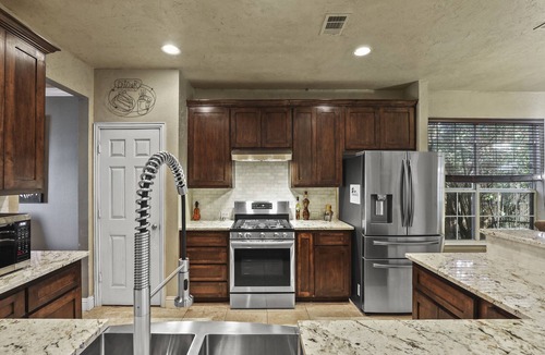 The Colony House | Luxury Home updated kitchen/Spa Bathrooms/and Grand Theater for movie night!