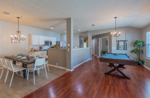 Wetmore House | Luxury Home with Hot-Tub, Pool Table & BBQ by Fiesta Texas & Seaworld