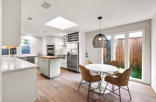 Knox - Henderson House | Luxury Knox Retreat: Modern 3BR with Designer Furnishings