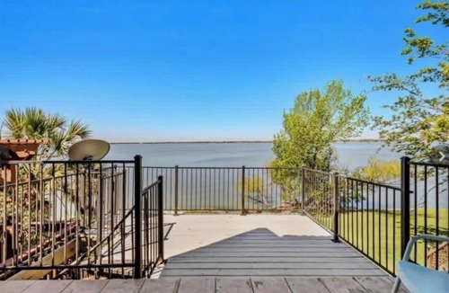 Rockwall House | Luxury Lakefront Townhome in Rockwall 4 Bedrooms, Minutes from Dallas