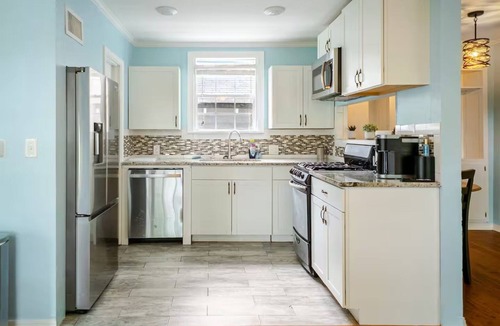 Broadmoor Apartment | Luxury Loft w XL Shower. Cozy Condo with Private Courtyard/Dog Run & Laundry