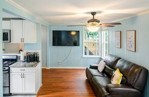 Broadmoor Apartment | Luxury Loft w XL Shower. Cozy Condo with Private Courtyard/Dog Run & Laundry