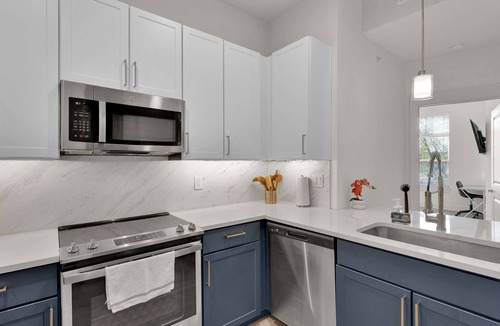 Deep Ellum Apartment | Luxury Modern 2BR Sleeps 8 | near Fair Park Dallas