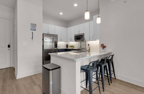 Deep Ellum Apartment | Luxury Modern 2BR Sleeps 8 | near Fair Park Dallas