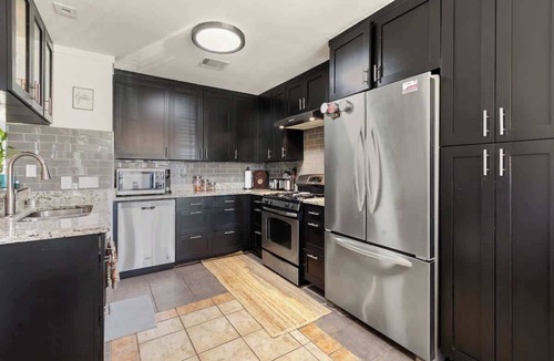 McKinney House | Luxury Modern 4BR | Hot Tub | Mins to DT & Rainey