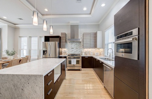 Greenway Plaza-Upper Kirby House | Luxury Montrose 5 Bedroom Retreat Central Houston