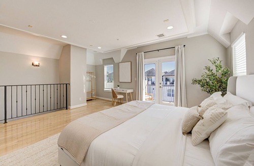 Greenway Plaza-Upper Kirby House | Luxury Montrose 5 Bedroom Retreat Central Houston