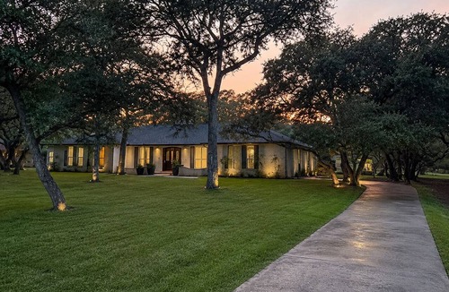 Bulverde House | Luxury Oak Escape l Hot Tub & Nature &Game Room
