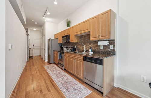 North Burnet Apartment | Luxury Oasis in Austin's Domain: Prime Shopping and Dining at Your Doorstep!