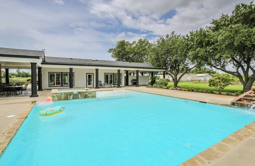 Lake Charles Apartment | Luxury Pool House for Rent In South Lake Charles, Louisiana