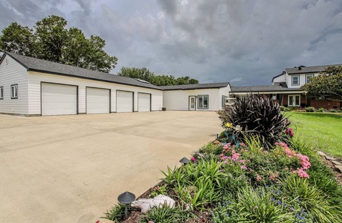 Lake Charles Apartment | Luxury Pool House for Rent In South Lake Charles, Louisiana
