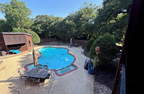 Double Oak House | Luxury property with all amenities including pool and jacuzzi.