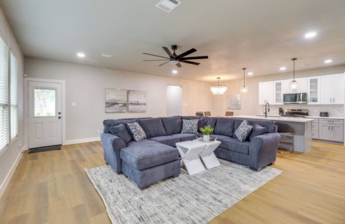 Central Arlington House | Luxury Rooftop Retreat - Near AT&T & Six Flags