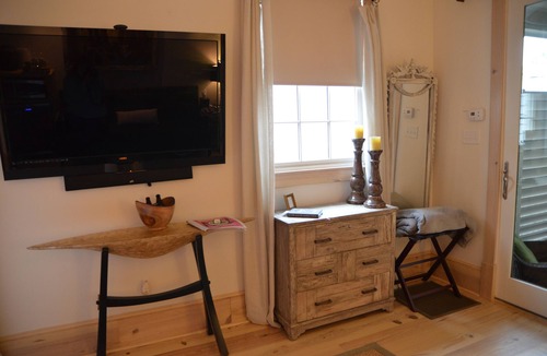 Carrollton Apartment | Luxury St.Charles Ave studio shared pool/spa, priv patio, on streetcar route