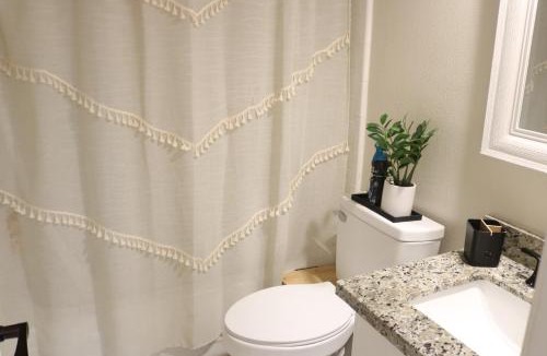 Kingwood House | Luxury Stay Near IAH 3BD 2Bath Office with Amenities