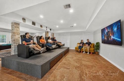El Lago House | Luxury Stay Pool Firepit Game Room & BBQ