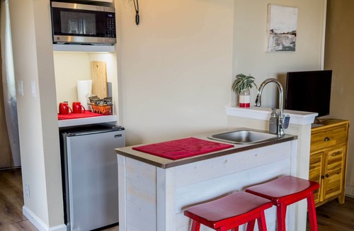 Oatmeal RV Rental | Luxury Suite 2 - Safari Tent - Outdoor Soaking Tub