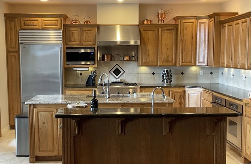 Hermiston House | Luxury Umatilla Riverfront Estate 4BR Retreat Fishing Game Lounge