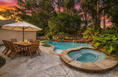 Panther Creek House | Luxury Woodlands Home w Pool, Spa & ample TV Room. Best location & Fun for all!