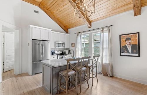 Uptown Historic District House | Magazine Street getaway w balconies