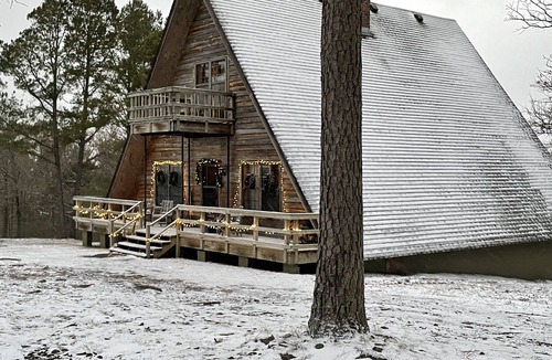 Waveland Cabin | Magical lake house cabin on Blue Mtn Lake with Mt. Magazine views. Pet Friendly!