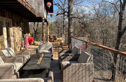 Dennis Ski Chalet | "Magical Treehouse" w spiral slide off the deck 350 acres on the Brazos River! Tubing! Petting Zoo!