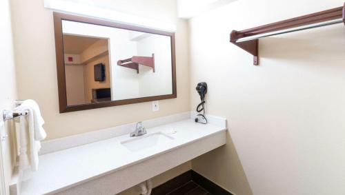 Irving Cabin | Magnuson Extended Stay and Suites Airport Hotel