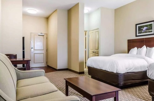 Hackberry Hotel | MainStay Suites Hackberry Sportsman's Lodge