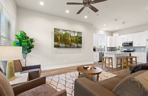 Youngsville House | Mais La House-Garage-KING-85`TV-Cajun Luxury