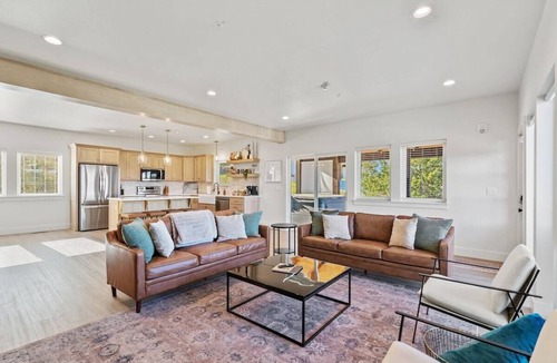 Table Rock House | Majestic · Lux Lake View Retreat Sleeps 12, Theater, Hot Tub