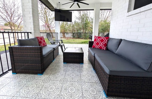 Round Rock Original Plat House | Mansion on Main - Walk to Downtown Round Rock, Historic Charm, Office, new BBQ grill and basketball